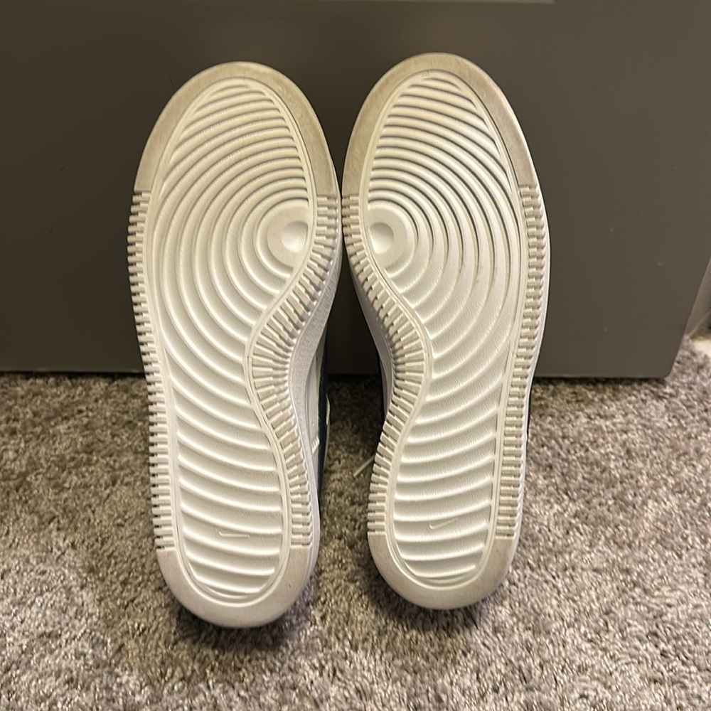 Nikes - Picture 3 of 4